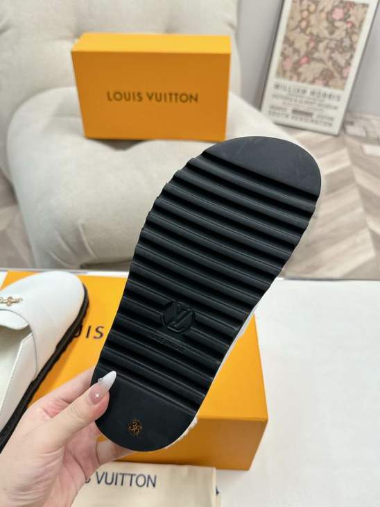 Picture of Louis Vuitton Slippers _SKULVsz35-45mnf10091098